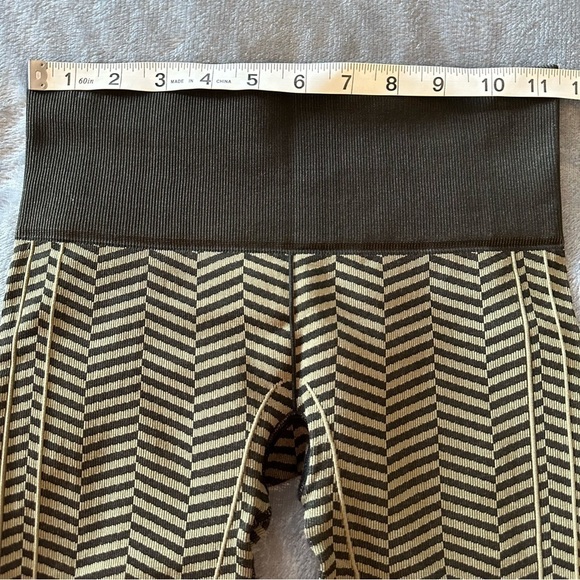 Lululemon In the Flow Leggings Heathered Fatigue Green Black Capri Size 2 - Picture 8 of 14